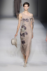 Fashion Trends jaro 2010: Šaty pro vílu (http://www.luxurymag.cz)